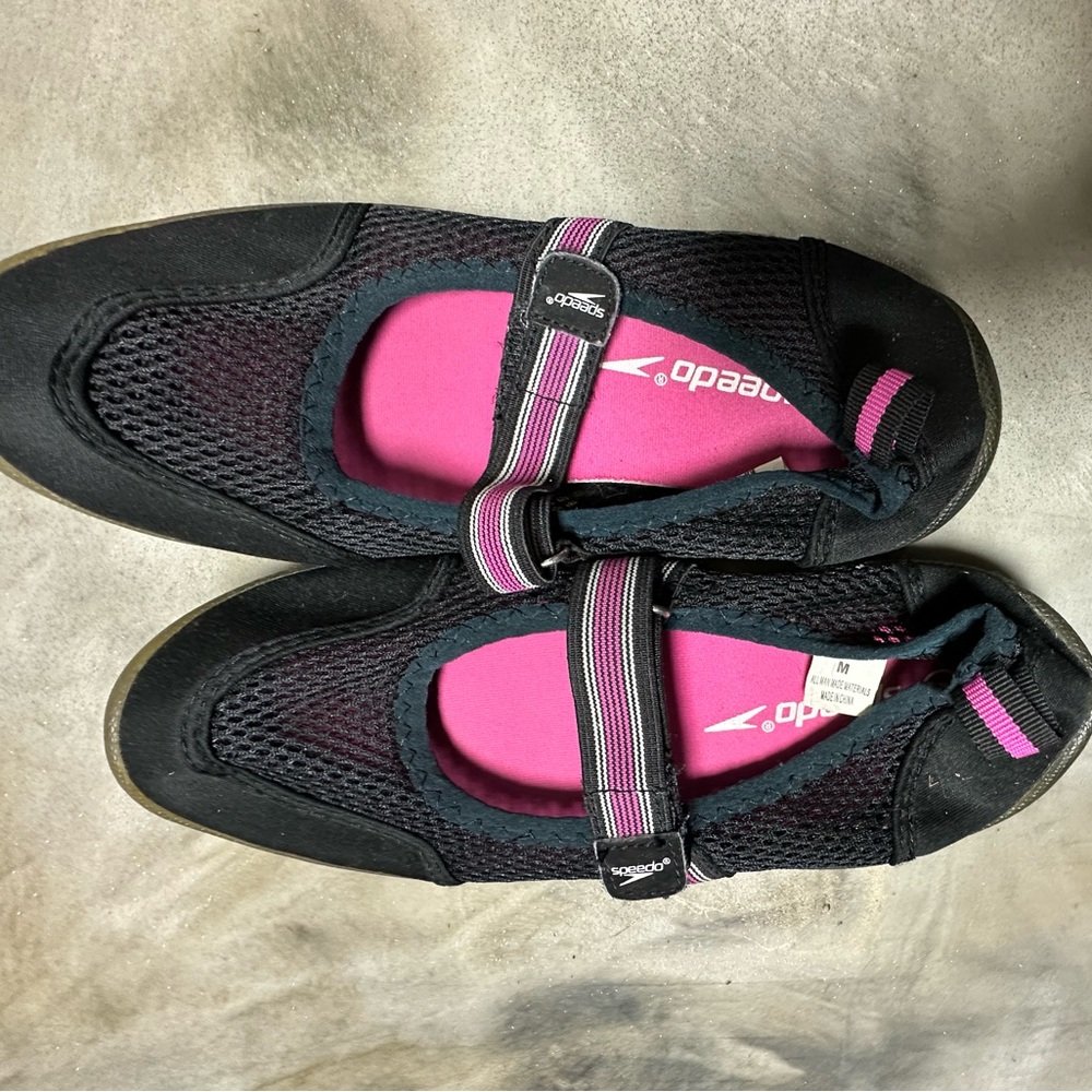 Womens Speedo water shoes. Size Medium. Good condition.